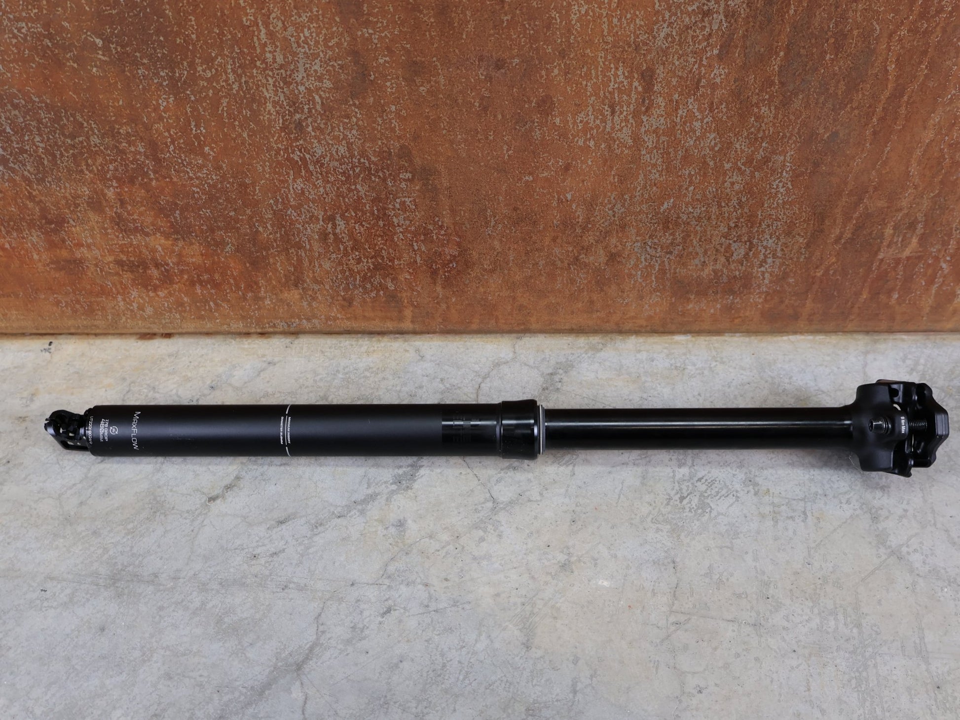 Sattelstütze von Bontrager, BONTRAGER LINE ELITE VARIOSATTELSTÜTZE 31,6 X 480 MM – 170 MM HUB / MAXFLOW / INTERN vor USEDBIKES - OB.DE Hintergrund