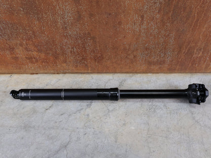 Sattelstütze von Bontrager, BONTRAGER LINE ELITE VARIOSATTELSTÜTZE 31,6 X 480 MM – 170 MM HUB / MAXFLOW / INTERN vor USEDBIKES - OB.DE Hintergrund