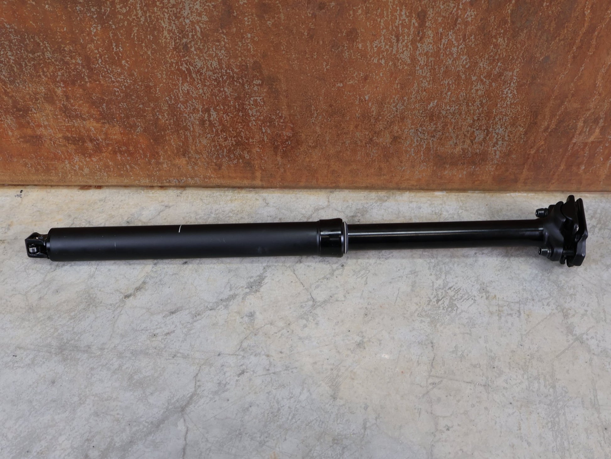 Sattelstütze von Bontrager, BONTRAGER LINE ELITE VARIOSATTELSTÜTZE 31,6 X 480 MM – 170 MM HUB / MAXFLOW / INTERN vor USEDBIKES - OB.DE Hintergrund