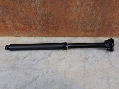 Sattelstütze von Bontrager, BONTRAGER LINE ELITE VARIOSATTELSTÜTZE 31,6 X 480 MM – 170 MM HUB / MAXFLOW / INTERN vor USEDBIKES - OB.DE Hintergrund