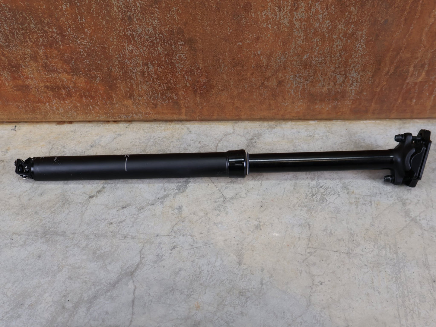 Sattelstütze von Bontrager, BONTRAGER LINE ELITE VARIOSATTELSTÜTZE 31,6 X 480 MM – 170 MM HUB / MAXFLOW / INTERN vor USEDBIKES - OB.DE Hintergrund