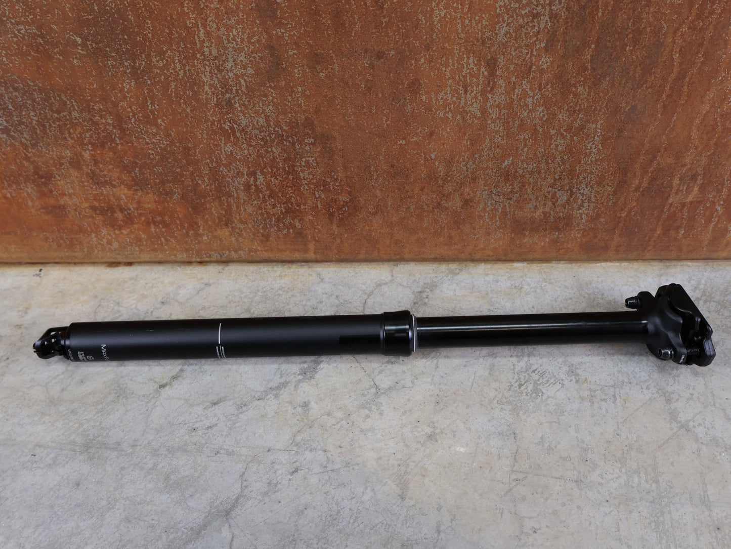 Sattelstütze von Bontrager, BONTRAGER LINE ELITE VARIOSATTELSTÜTZE 31,6 X 480 MM – 170 MM HUB / MAXFLOW / INTERN vor USEDBIKES - OB.DE Hintergrund