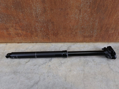 Sattelstütze von Bontrager, BONTRAGER LINE ELITE VARIOSATTELSTÜTZE 31,6 X 480 MM – 170 MM HUB / MAXFLOW / INTERN vor USEDBIKES - OB.DE Hintergrund