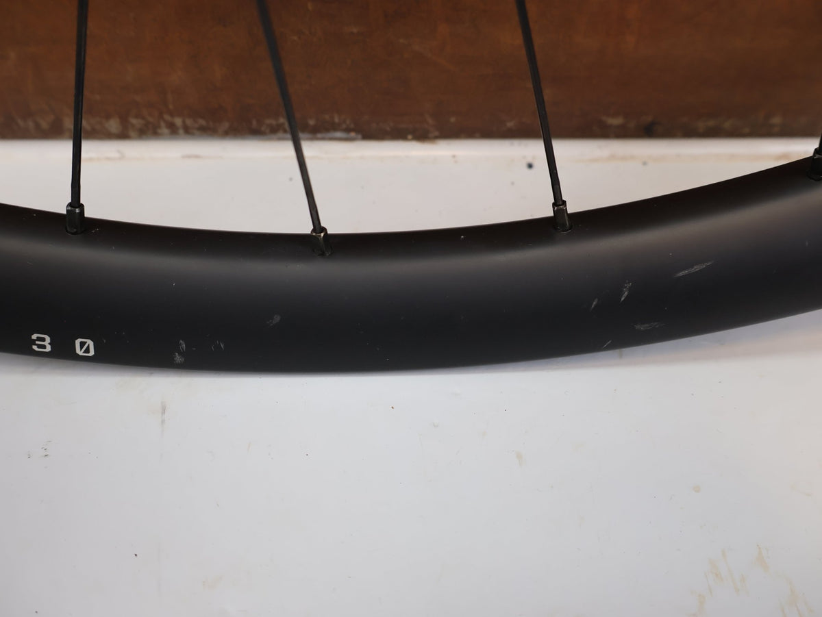 Laufrad/Laufradsatz von Bontrager, Bontrager Line Pro 30 29" Team Edition Laufradsatz DT240 DEG vor USEDBIKES-OB.DE Hintergrund
