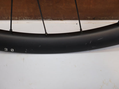 Laufrad/Laufradsatz von Bontrager, Bontrager Line Pro 30 29" Team Edition Laufradsatz DT240 DEG vor USEDBIKES-OB.DE Hintergrund