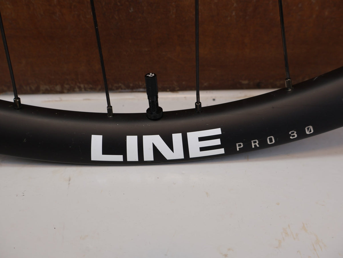 Laufrad/Laufradsatz von Bontrager, Bontrager Line Pro 30 29" Team Edition Laufradsatz DT240 DEG vor USEDBIKES-OB.DE Hintergrund