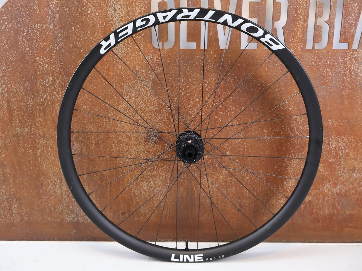 Laufrad/Laufradsatz von Bontrager, Bontrager Line Pro 30 29" Team Edition Laufradsatz DT240 DEG vor USEDBIKES-OB.DE Hintergrund
