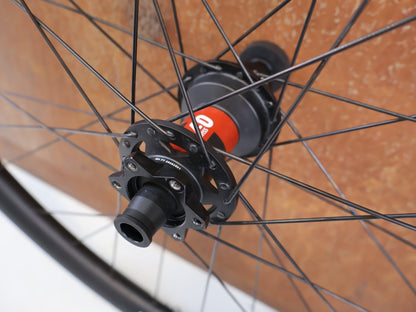 Laufrad/Laufradsatz von Bontrager, Bontrager Line Pro 30 29" Team Edition Laufradsatz DT240 DEG vor USEDBIKES-OB.DE Hintergrund