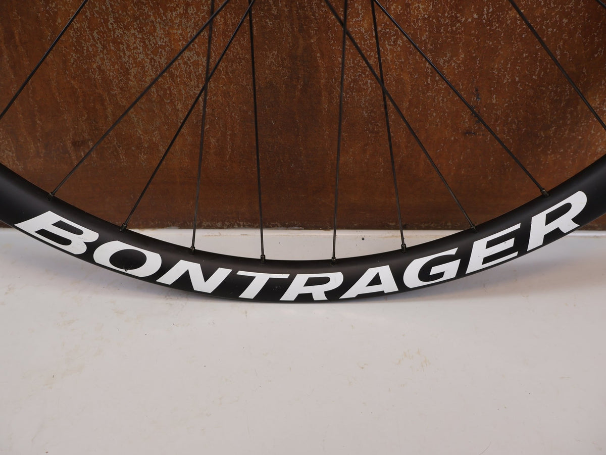Laufrad/Laufradsatz von Bontrager, Bontrager Line Pro 30 29" Team Edition Laufradsatz DT240 DEG vor USEDBIKES-OB.DE Hintergrund