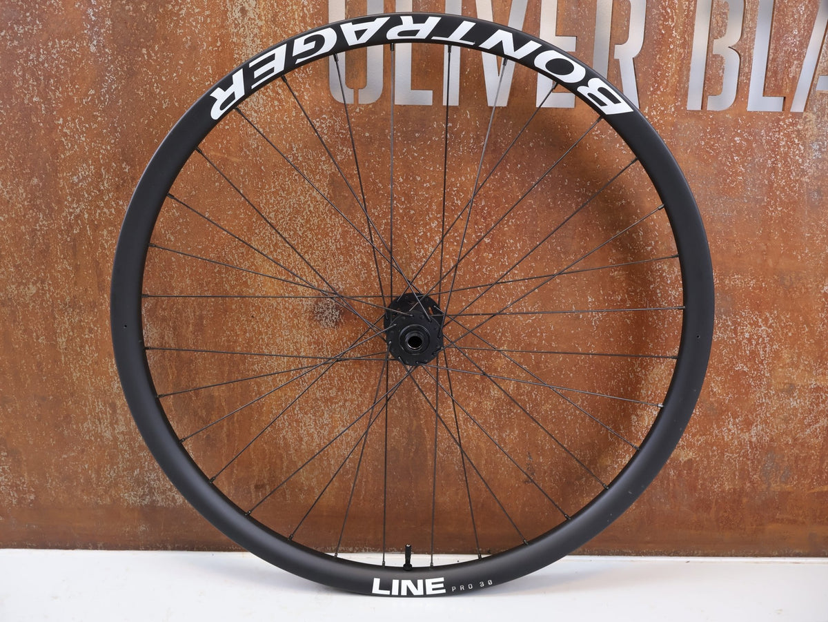 Laufrad/Laufradsatz von Bontrager, Bontrager Line Pro 30 29" Team Edition Laufradsatz DT240 DEG vor USEDBIKES-OB.DE Hintergrund