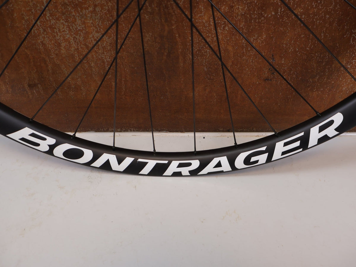 Laufrad/Laufradsatz von Bontrager, Bontrager Line Pro 30 29" Team Edition Laufradsatz DT240 DEG vor USEDBIKES-OB.DE Hintergrund