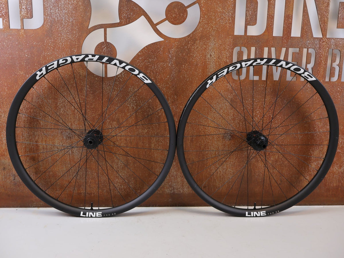 Laufrad/Laufradsatz von Bontrager, Bontrager Line Pro 30 29" Team Edition Laufradsatz DT240 DEG vor USEDBIKES-OB.DE Hintergrund