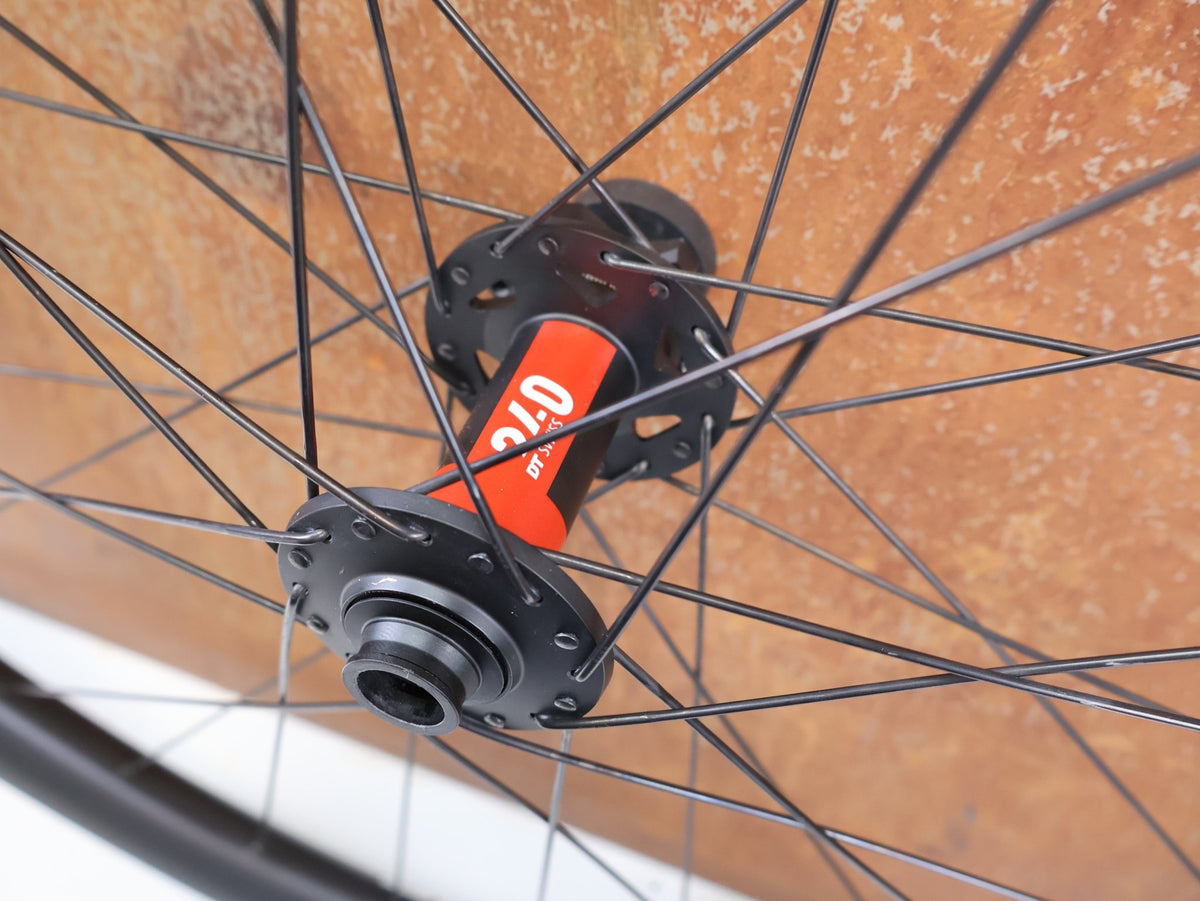 Laufrad/Laufradsatz von Bontrager, Bontrager Line Pro 30 29" Team Edition Laufradsatz DT240 DEG vor USEDBIKES-OB.DE Hintergrund