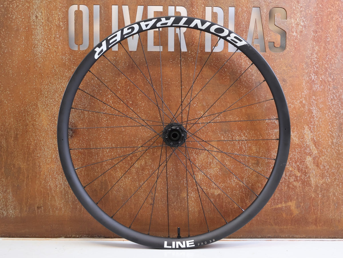 Laufrad/Laufradsatz von Bontrager, Bontrager Line Pro 30 29" Team Edition Laufradsatz DT240 DEG vor USEDBIKES-OB.DE Hintergrund