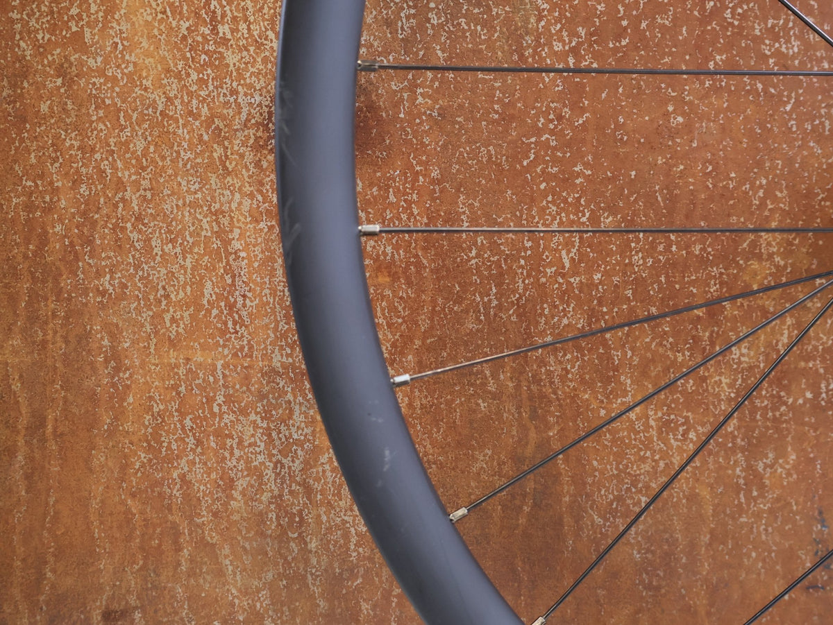 Laufrad/Laufradsatz von Bontrager, Bontrager Line Pro 30 29" Team Edition Laufradsatz DT240 DEG vor USEDBIKES-OB.DE Hintergrund