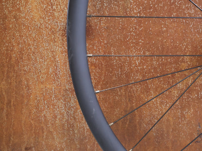 Laufrad/Laufradsatz von Bontrager, Bontrager Line Pro 30 29" Team Edition Laufradsatz DT240 DEG vor USEDBIKES-OB.DE Hintergrund
