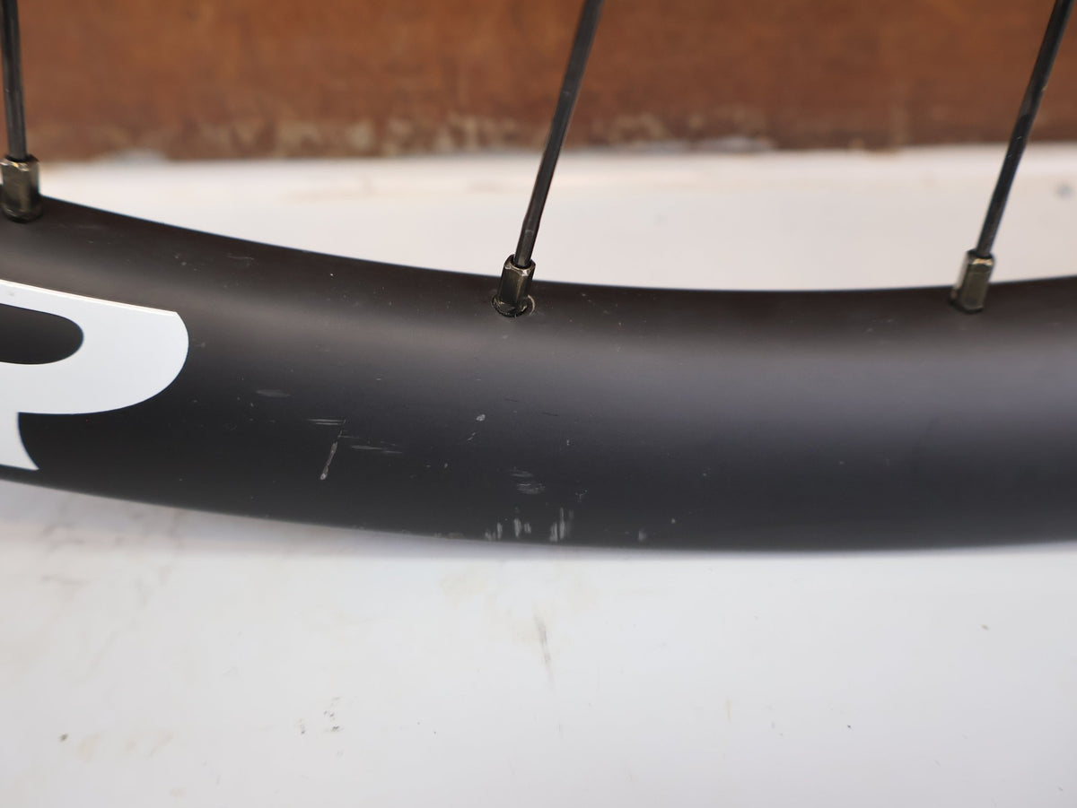 Laufrad/Laufradsatz von Bontrager, Bontrager Line Pro 30 29" Team Edition Laufradsatz DT240 DEG vor USEDBIKES-OB.DE Hintergrund