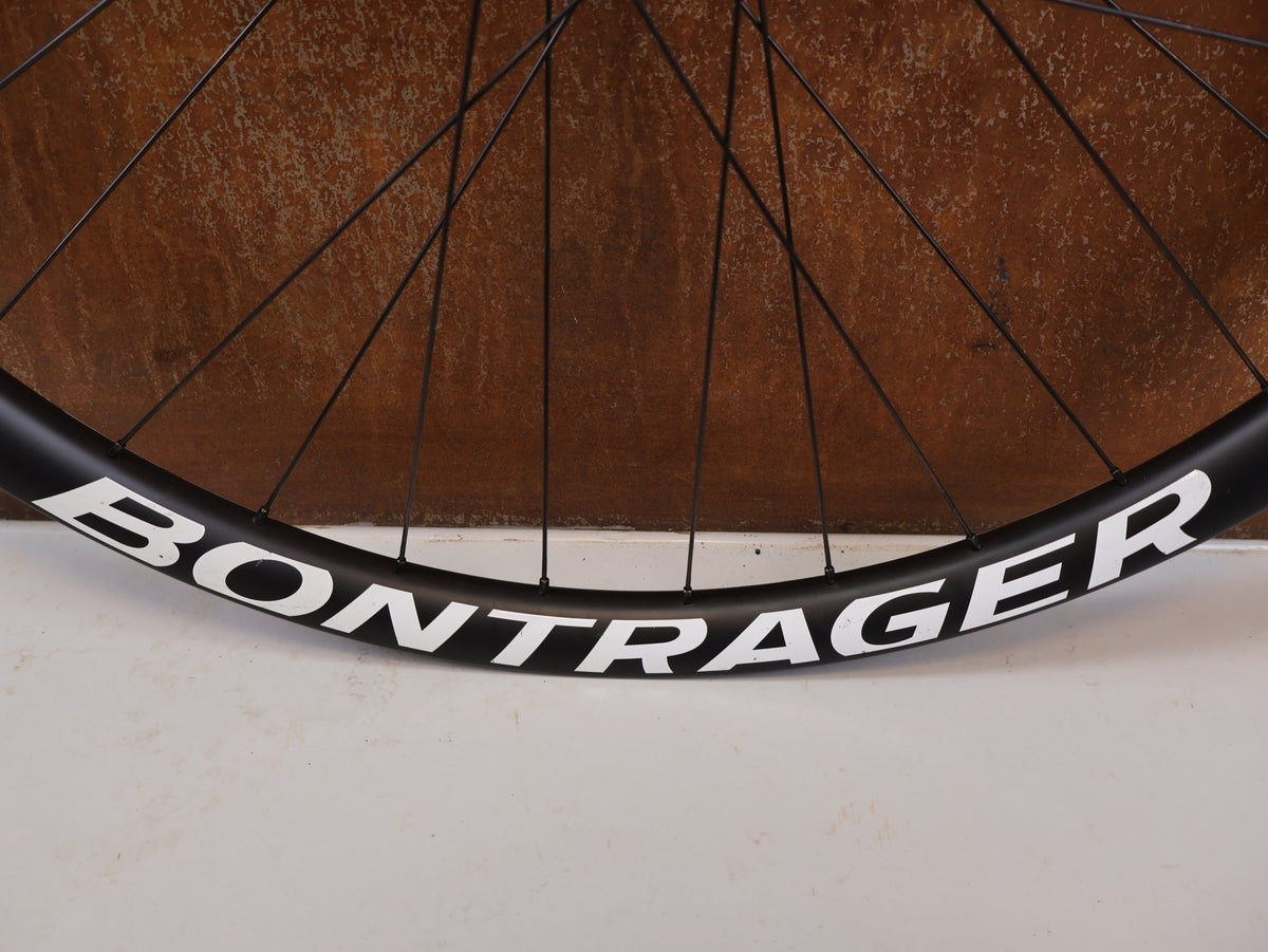 Laufrad/Laufradsatz von Bontrager, Bontrager Line Pro 30 29" Team Edition Laufradsatz DT240 DEG vor USEDBIKES-OB.DE Hintergrund