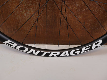 Laufrad/Laufradsatz von Bontrager, Bontrager Line Pro 30 29" Team Edition Laufradsatz DT240 DEG vor USEDBIKES-OB.DE Hintergrund