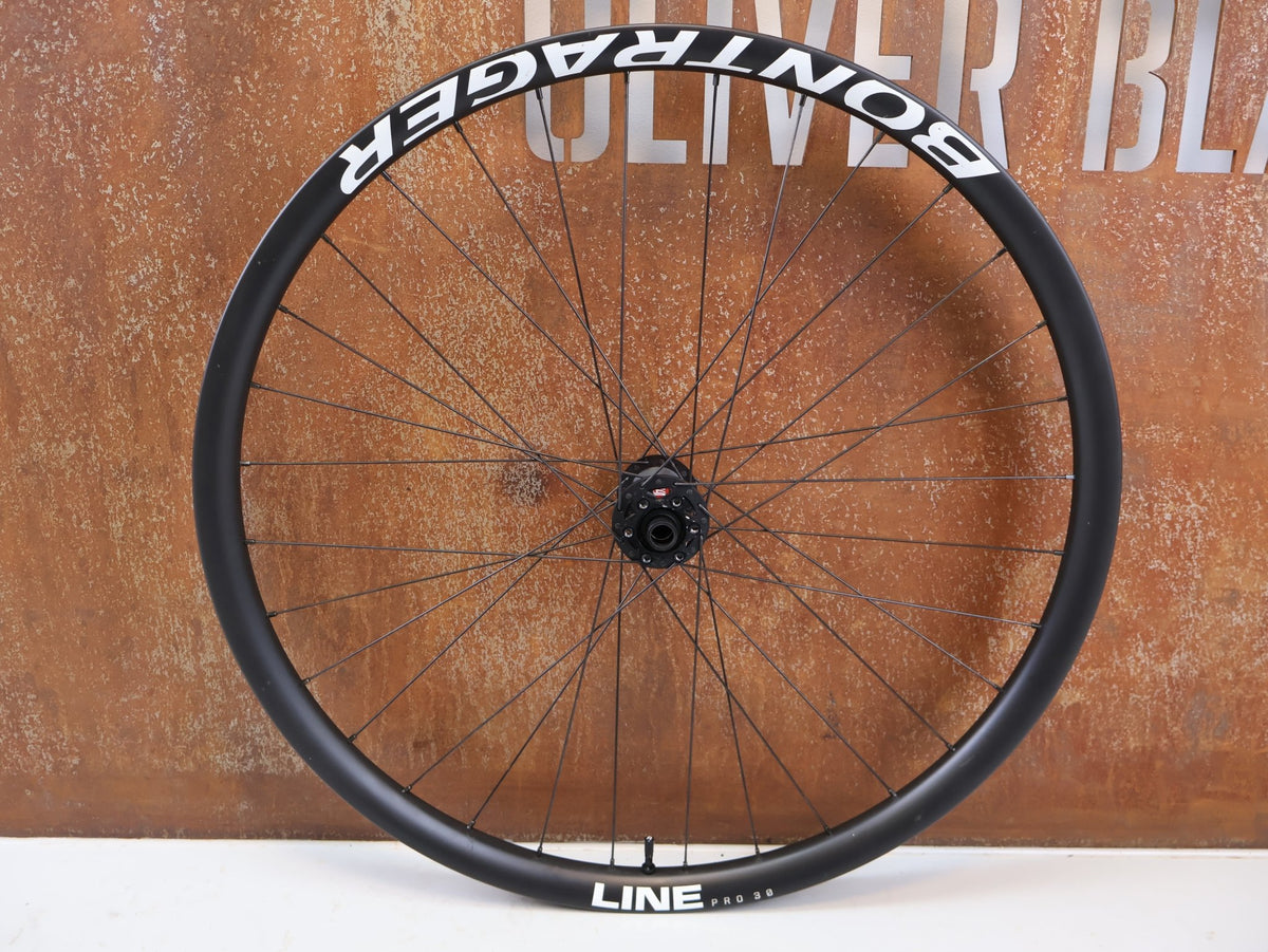 Laufrad/Laufradsatz von Bontrager, Bontrager Line Pro 30 29" Team Edition Laufradsatz DT240 DEG vor USEDBIKES-OB.DE Hintergrund