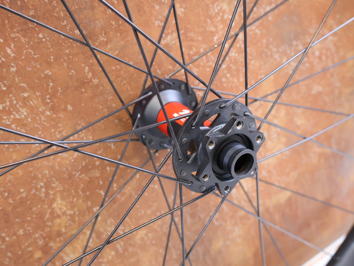 Laufrad/Laufradsatz von Bontrager, Bontrager Line Pro 30 29" Team Edition Laufradsatz DT240 DEG vor USEDBIKES-OB.DE Hintergrund