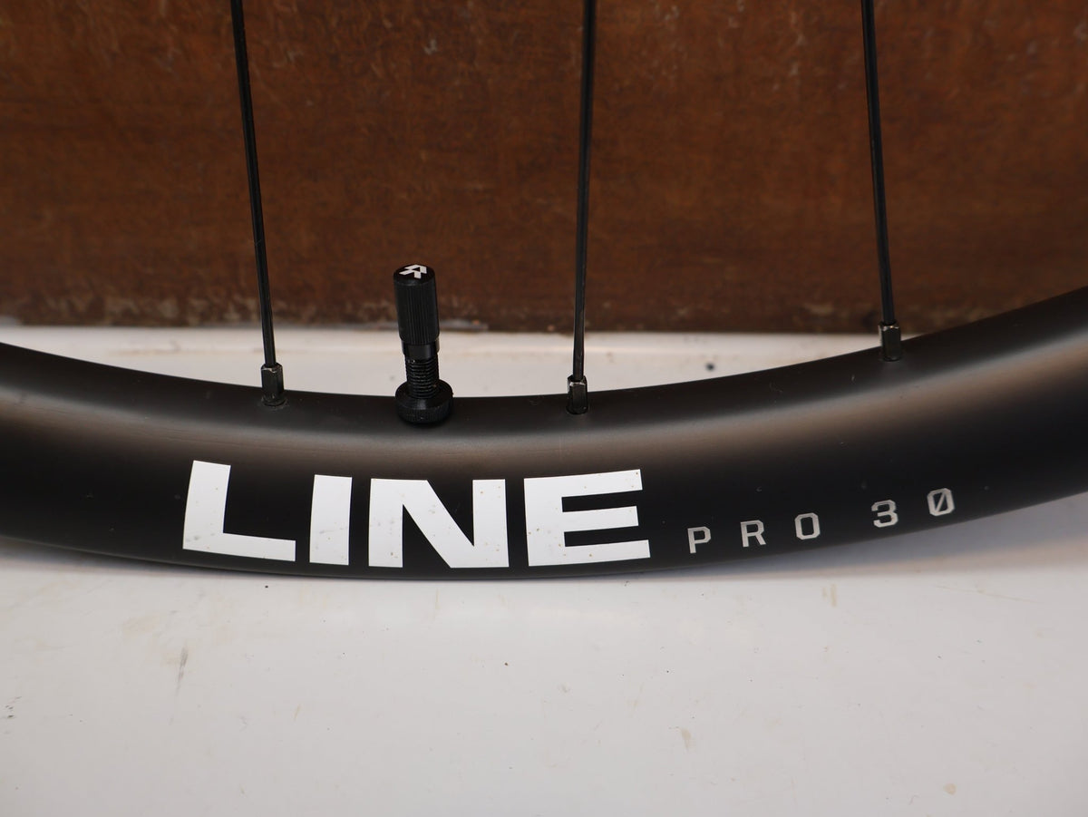 Laufrad/Laufradsatz von Bontrager, Bontrager Line Pro 30 29" Team Edition Laufradsatz DT240 DEG vor USEDBIKES-OB.DE Hintergrund