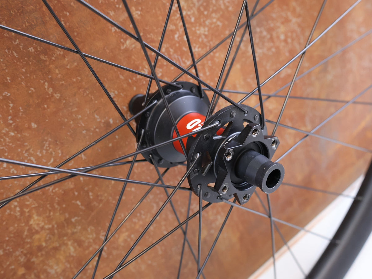 Laufrad/Laufradsatz von Bontrager, Bontrager Line Pro 30 29" Team Edition Laufradsatz DT240 DEG vor USEDBIKES-OB.DE Hintergrund