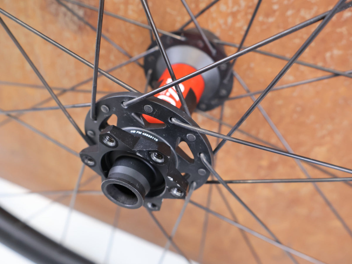 Laufrad/Laufradsatz von Bontrager, Bontrager Line Pro 30 29" Team Edition Laufradsatz DT240 DEG vor USEDBIKES-OB.DE Hintergrund