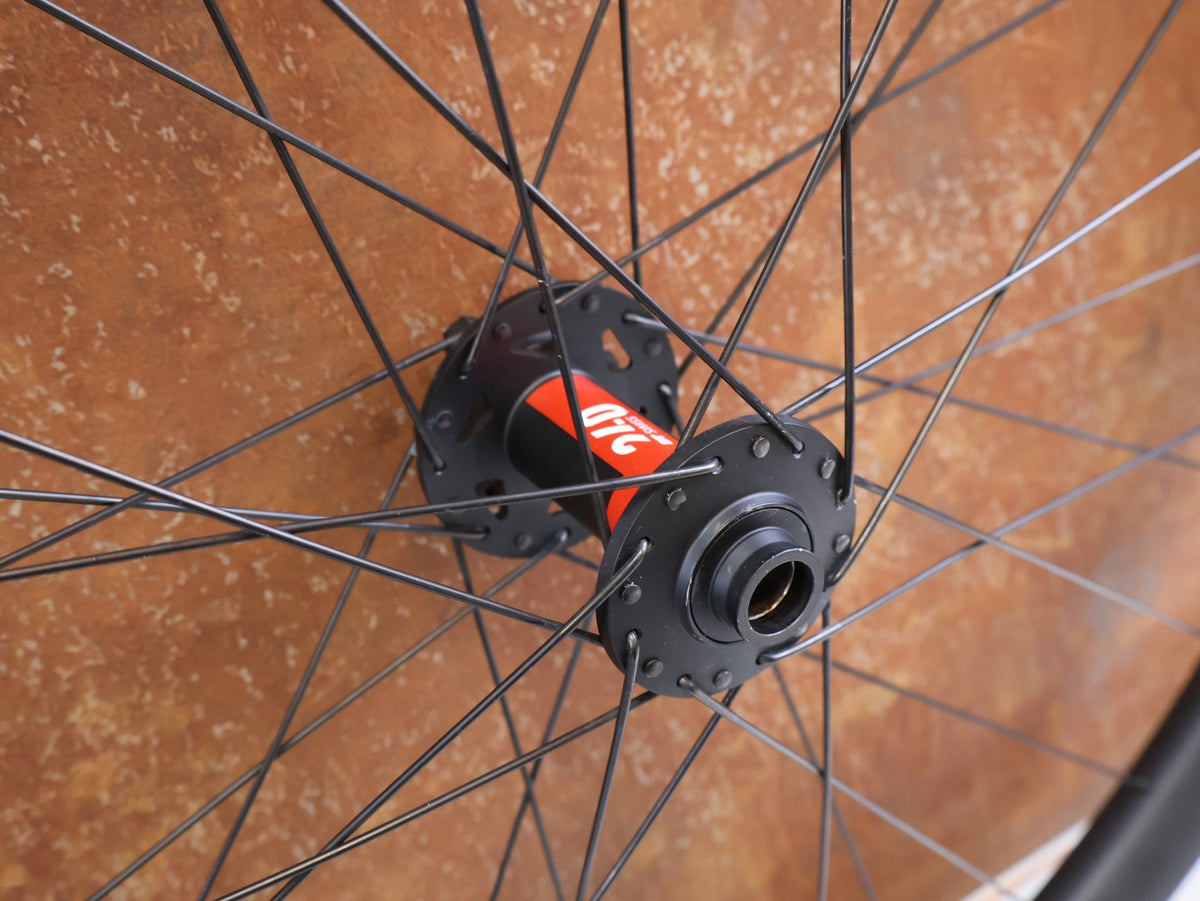 Laufrad/Laufradsatz von Bontrager, Bontrager Line Pro 30 29" Team Edition Laufradsatz DT240 DEG vor USEDBIKES-OB.DE Hintergrund