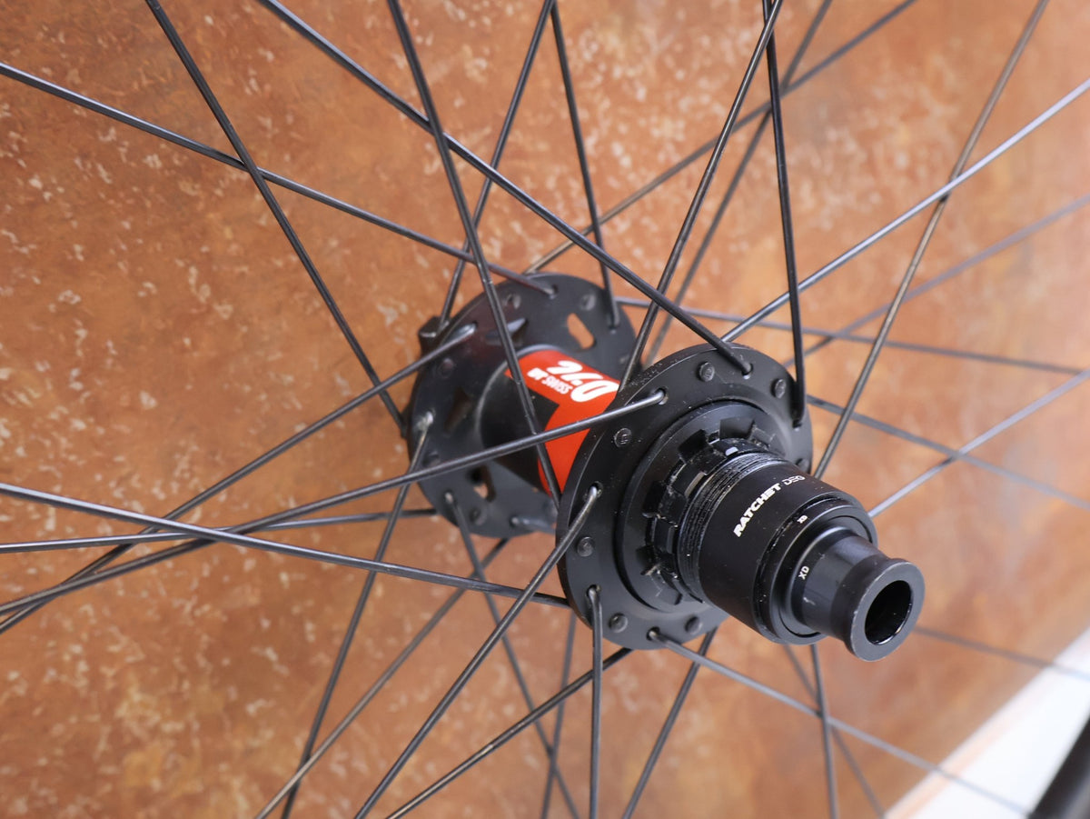 Laufrad/Laufradsatz von Bontrager, Bontrager Line Pro 30 29" Team Edition Laufradsatz DT240 DEG vor USEDBIKES-OB.DE Hintergrund