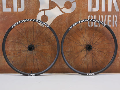 Laufrad/Laufradsatz von Bontrager, Bontrager Line Pro 30 29" Team Edition Laufradsatz DT240 DEG vor USEDBIKES-OB.DE Hintergrund