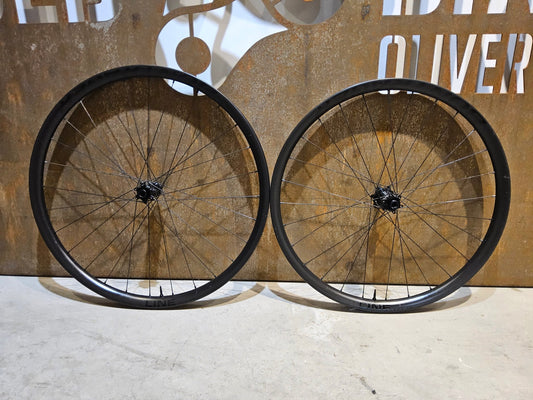 Laufrad/Laufradsatz von Bontrager, BONTRAGER LINE PRO 30 CARBON LAUFRADSATZ 29 / 27,5 ZOLL DISC XD - FREILAUF vor USEDBIKES - OB.DE Hintergrund