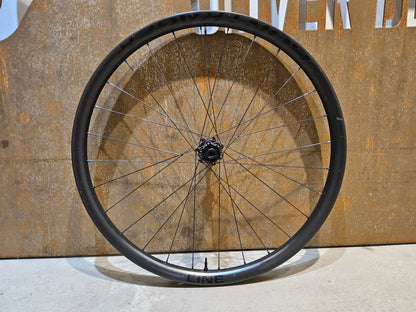 Laufrad/Laufradsatz von Bontrager, BONTRAGER LINE PRO 30 CARBON LAUFRADSATZ 29 / 27,5 ZOLL DISC XD - FREILAUF vor USEDBIKES - OB.DE Hintergrund