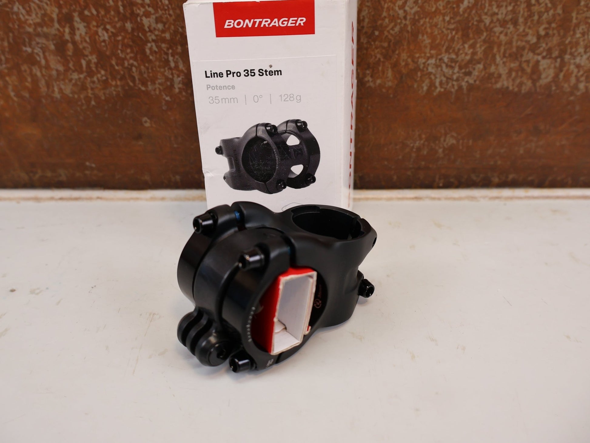Vorbau von Bontrager, BONTRAGER LINE PRO 35 BLENDR-VORBAU 0 GRAD X 35MM SCHWARZ / HAN 599084 vor USEDBIKES-OB.DE Hintergrund