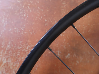 Laufrad/Laufradsatz von Bontrager, BONTRAGER LINE TLR 30 BOOST 29 MTB LAUFRADSATZ MICROSPLINE vor USEDBIKES-OB.DE Hintergrund
