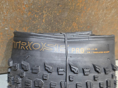 Reifen von Bontrager, BONTRAGER MONTROSE PRO XR TLR MOUNTAINBIKE REIFEN 29X2.40 vor USEDBIKES - OB.DE Hintergrund