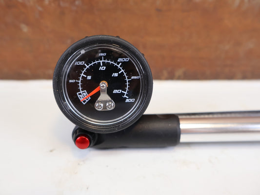 Luftpumpen & Werkzeug von Bontrager, BONTRAGER OEM DÄMPFERPUMPE 300 PSI AV AUTOVENTIL vor USEDBIKES-OB.DE Hintergrund