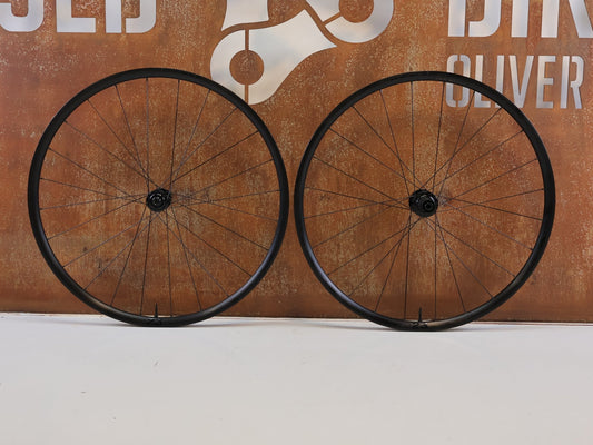 Laufrad/Laufradsatz von Bontrager, Bontrager Paradigm 23 TLR Laufradsatz 28 Zoll Disc HG vor USEDBIKES-OB.DE Hintergrund