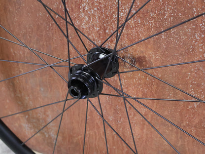 Laufrad/Laufradsatz von Bontrager, BONTRAGER PARADIGM 23 TLR ROAD LAUFRADSATZ DISC vor USEDBIKES - OB.DE Hintergrund