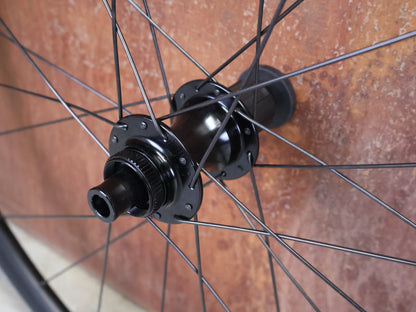 Laufrad/Laufradsatz von Bontrager, BONTRAGER PARADIGM 23 TLR ROAD LAUFRADSATZ DISC vor USEDBIKES - OB.DE Hintergrund