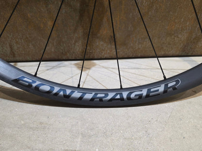 Laufrad/Laufradsatz von Bontrager, BONTRAGER PARADIGM COMP 25 TLR LAUFRADSATZ DISC vor USEDBIKES - OB.DE Hintergrund