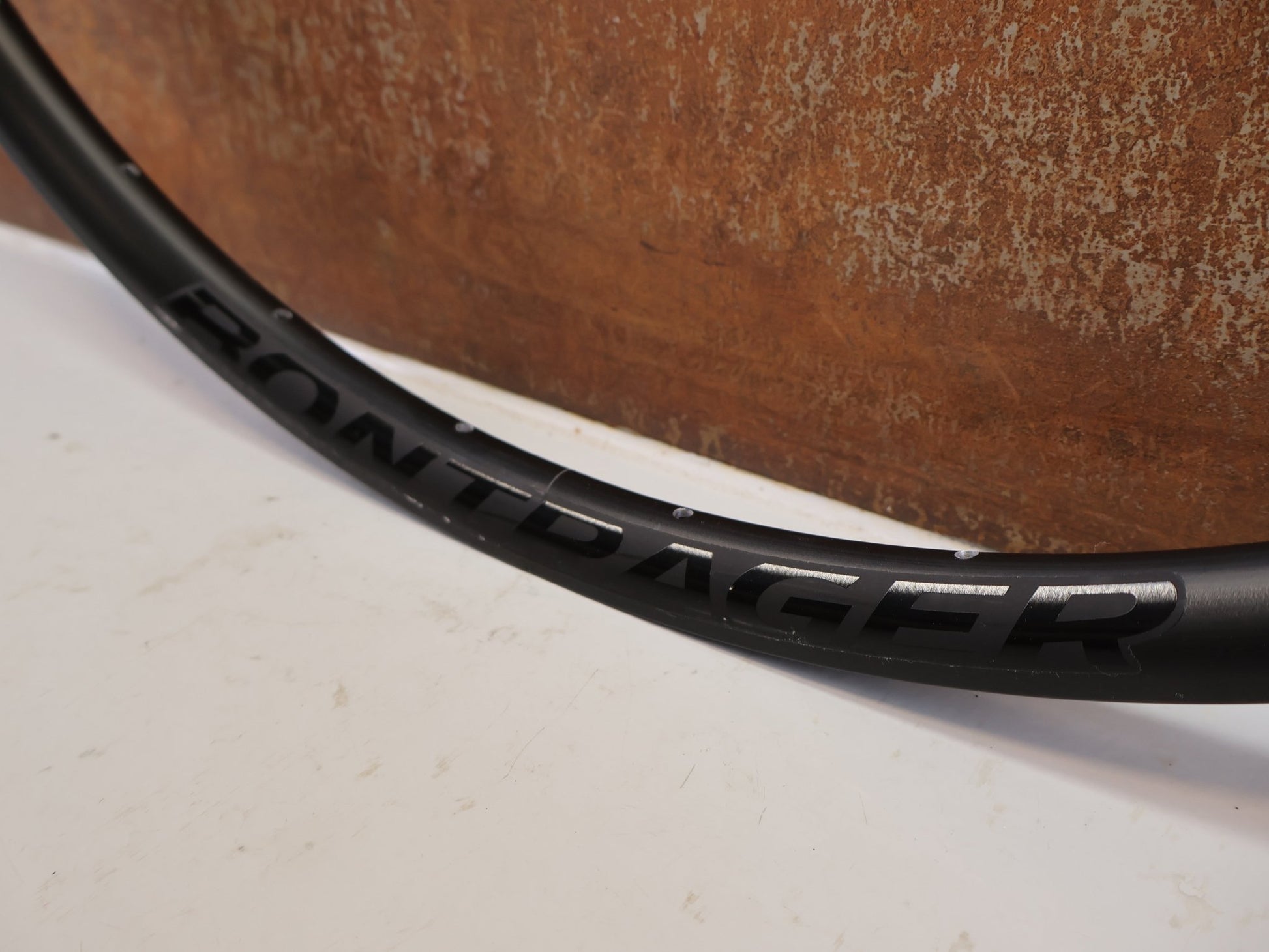 Zubehör von Bontrager, BONTRAGER PARADIGM TLR DISC 700C FELGE 28 LOCH vor USEDBIKES-OB.DE Hintergrund