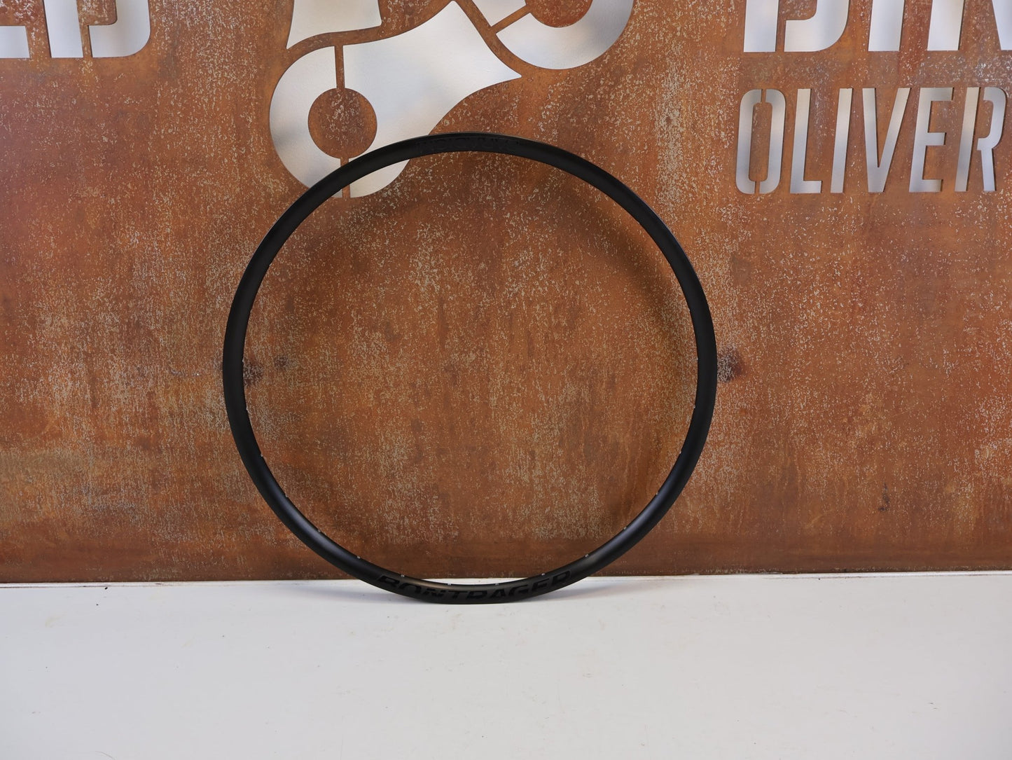 Zubehör von Bontrager, BONTRAGER PARADIGM TLR DISC 700C FELGE 28 LOCH vor USEDBIKES-OB.DE Hintergrund