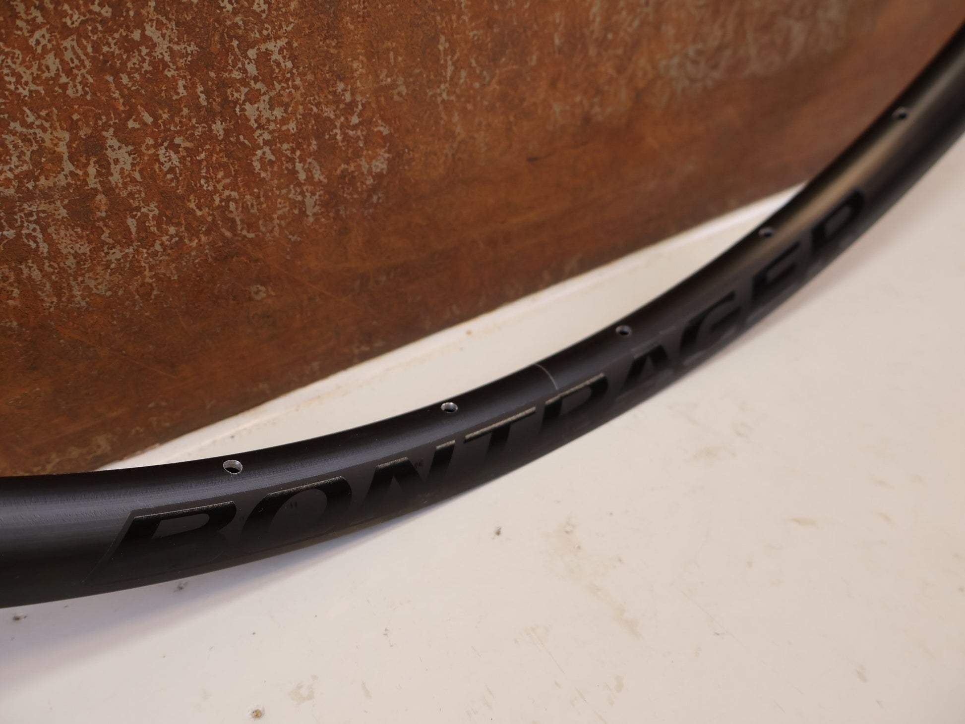 Zubehör von Bontrager, BONTRAGER PARADIGM TLR DISC 700C FELGE 28 LOCH vor USEDBIKES-OB.DE Hintergrund