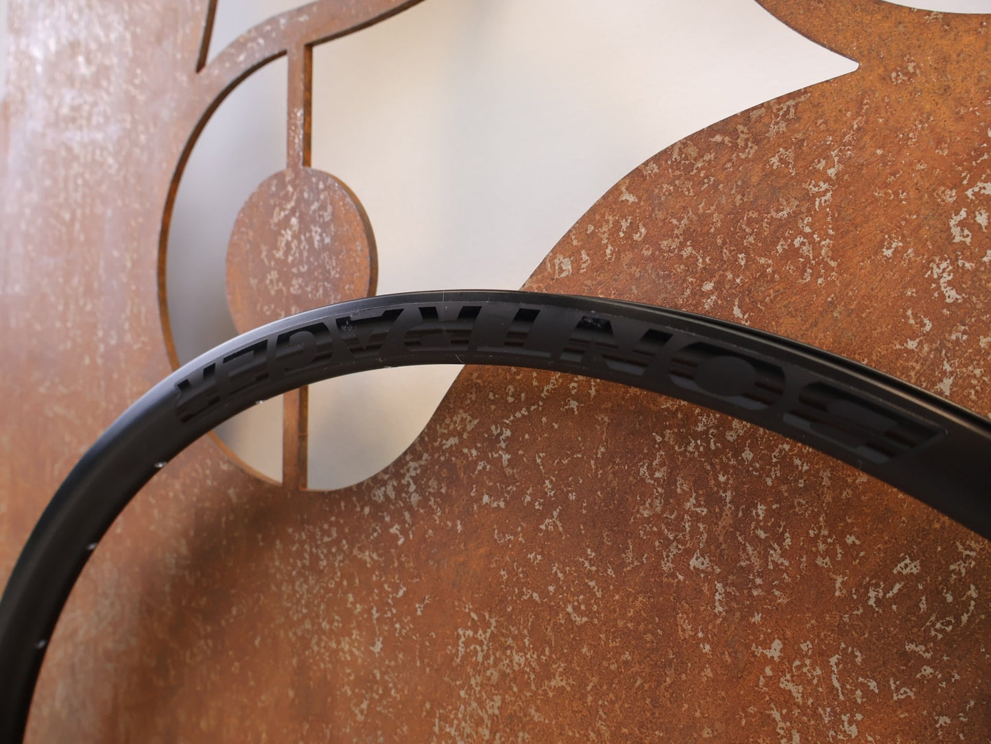 Zubehör von Bontrager, BONTRAGER PARADIGM TLR DISC 700C FELGE 28 LOCH vor USEDBIKES-OB.DE Hintergrund
