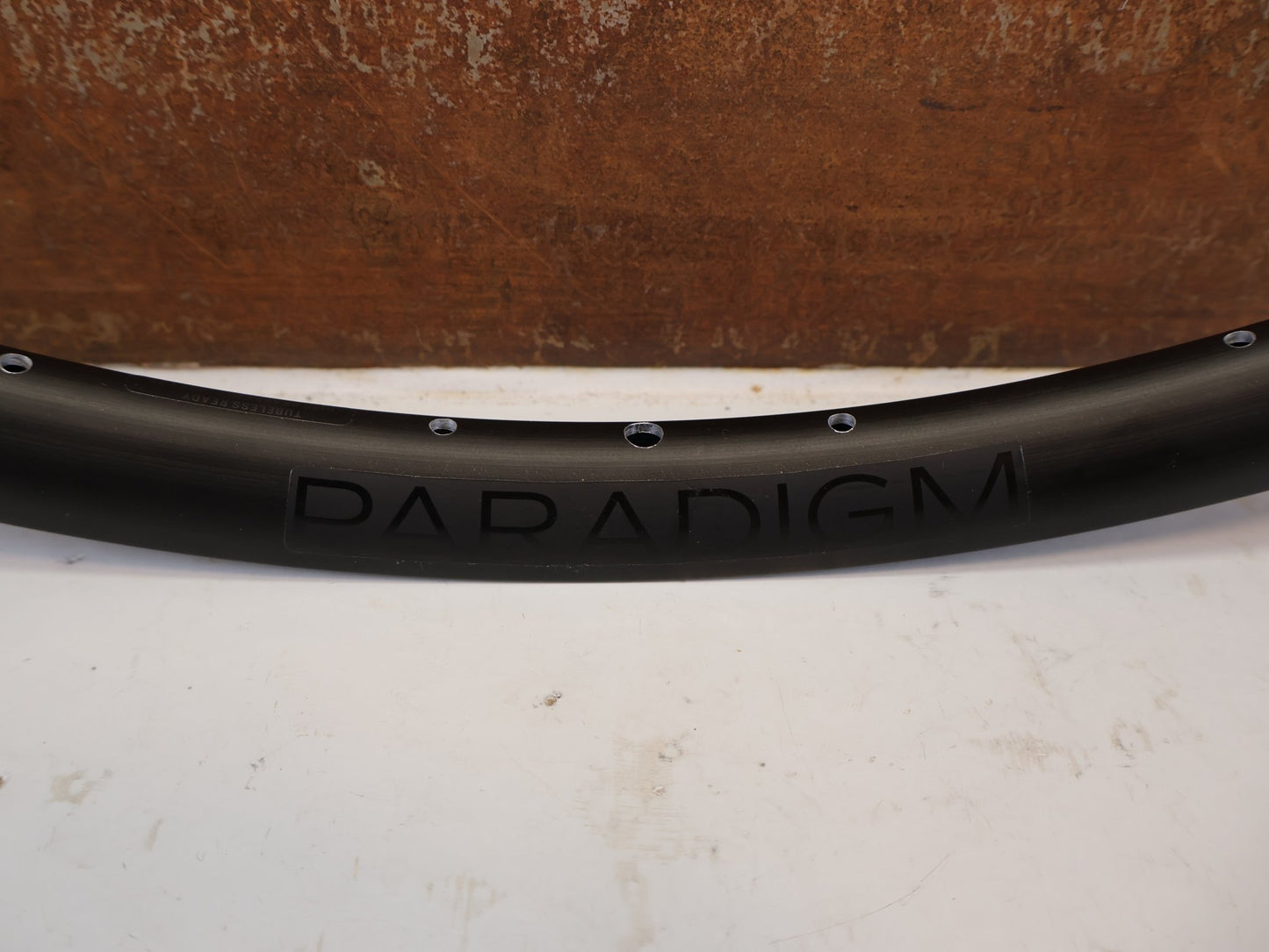 Zubehör von Bontrager, BONTRAGER PARADIGM TLR DISC 700C FELGE 28 LOCH vor USEDBIKES-OB.DE Hintergrund