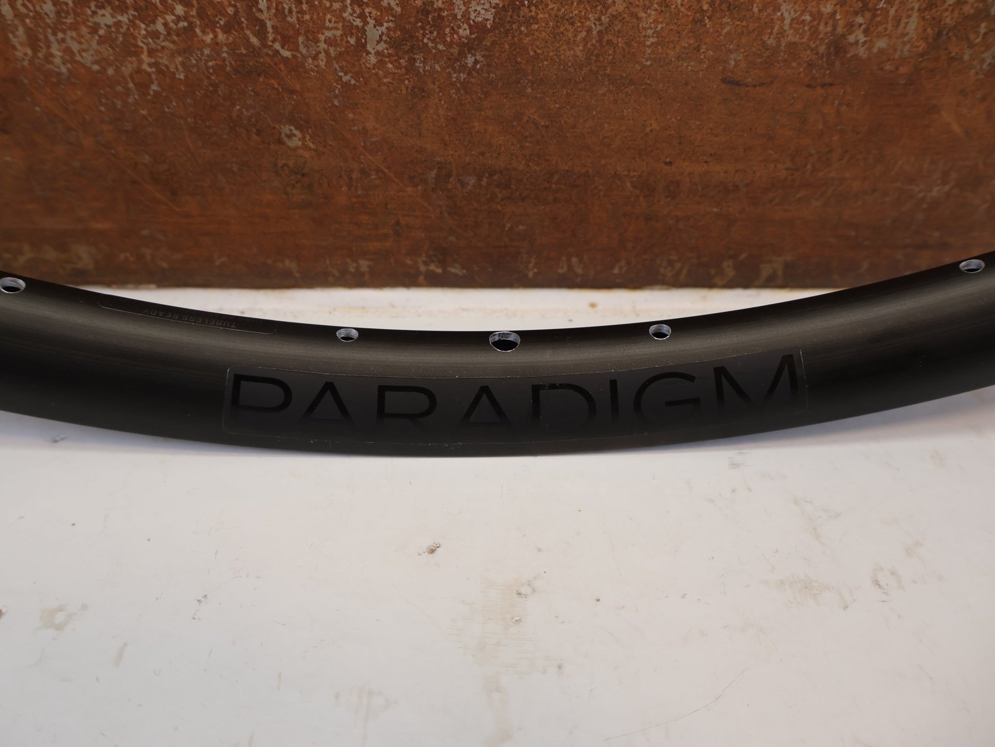 Zubehör von Bontrager, BONTRAGER PARADIGM TLR DISC 700C FELGE 28 LOCH vor USEDBIKES-OB.DE Hintergrund