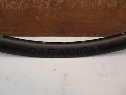 Zubehör von Bontrager, BONTRAGER PARADIGM TLR DISC 700C FELGE 28 LOCH vor USEDBIKES-OB.DE Hintergrund