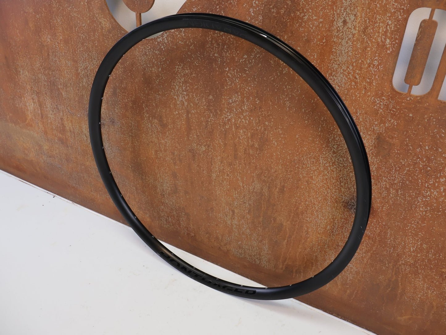 Zubehör von Bontrager, BONTRAGER PARADIGM TLR DISC 700C FELGE 28 LOCH vor USEDBIKES-OB.DE Hintergrund