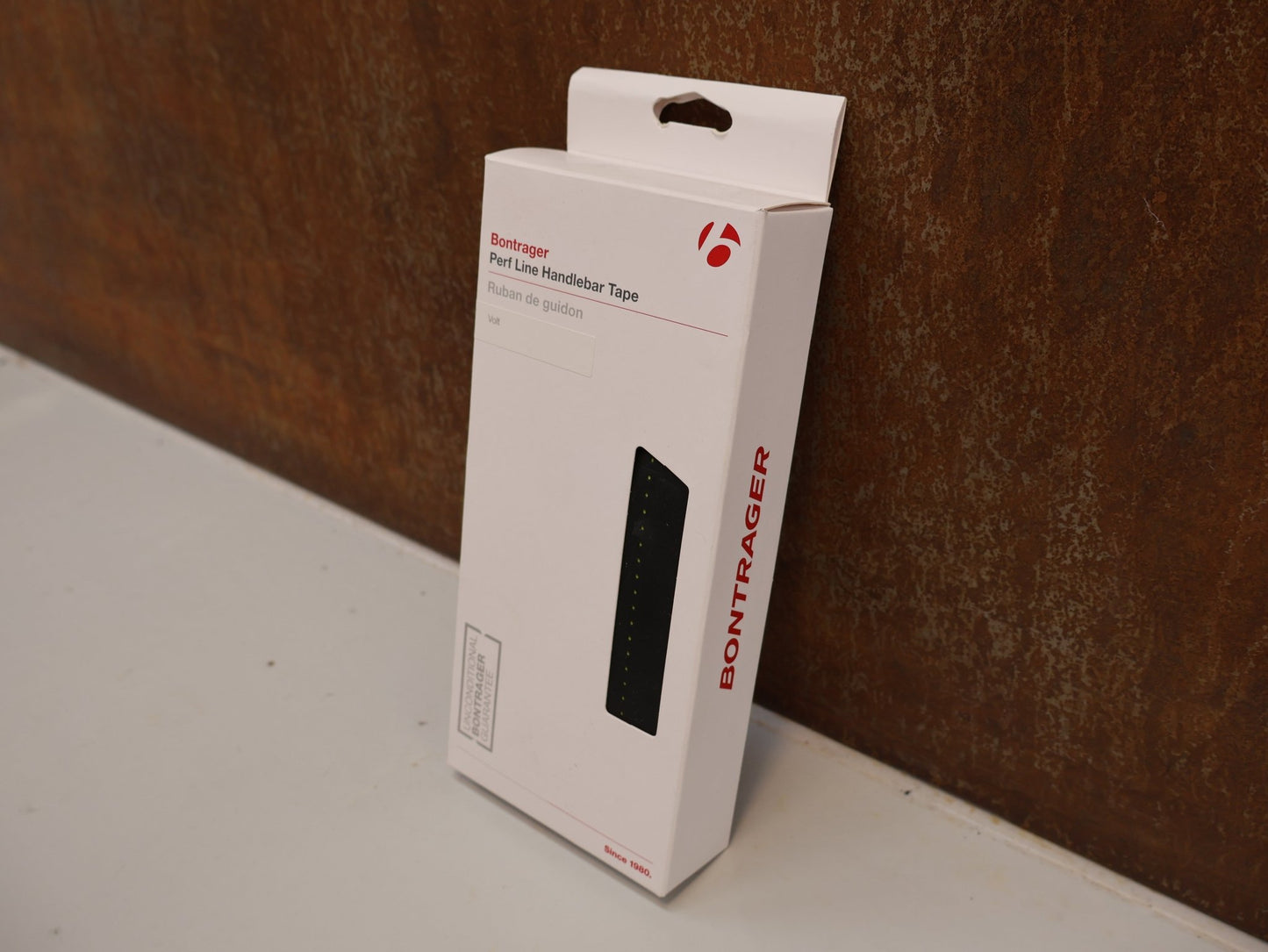 Griffe und Lenkerbänder von Bontrager, BONTRAGER PERF LINE LENKERBAND / PERFORIERT / EXTREM GRIFFIG / VOLT GELB vor USEDBIKES - OB.DE Hintergrund
